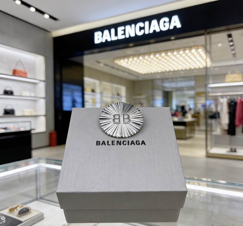 26 Balenciaga brooch 0514